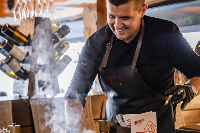 Flammende Spezialität: Inhaber Jovan Maricic präsentiert Steak auf heißem Lavastein.