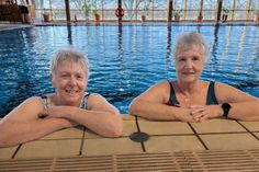 Ute Balzer (links) und Lilo Schmidt sind wieder Stammgäste in der Schwimmhalle.