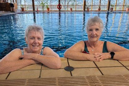 Ute Balzer (links) und Lilo Schmidt sind wieder Stammgäste in der Schwimmhalle.