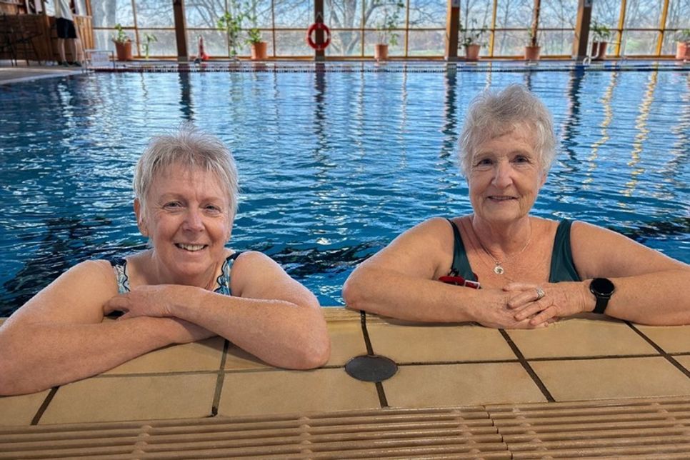 Ute Balzer (links) und Lilo Schmidt sind wieder Stammgäste in der Schwimmhalle.