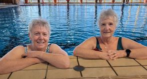 Ute Balzer (links) und Lilo Schmidt sind wieder Stammgäste in der Schwimmhalle.