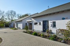 Massive Einfamilienhäuser aus Leichtbeton-Mauerwerk: Rein mineralische Leichtbeton-Wände gelten als „nicht brennbar“ und vermindern die Verbreitung von Rauchgasen.