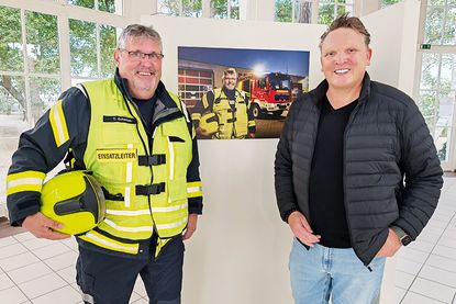 Gemeindewehrführer Thomas Scharbau und Fotograf Wolfgang Köhler vor dem gemeinsamen Foto in der Ausstellung in der Trinkkurhalle.