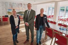 Geschäftsführer Jürgen Plötzner mit Residenz-Leitung Inga Fröhling (re.) und Pflegedienstleiterin Yvonne Haase (lks.) im Speisesaal und Café der neuen Seniorenresidenz Gleschendorf.