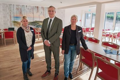 Geschäftsführer Jürgen Plötzner mit Residenz-Leitung Inga Fröhling (re.) und Pflegedienstleiterin Yvonne Haase (lks.) im Speisesaal und Café der neuen Seniorenresidenz Gleschendorf.