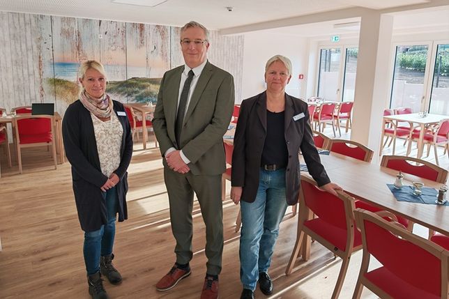 Geschäftsführer Jürgen Plötzner mit Residenz-Leitung Inga Fröhling (re.) und Pflegedienstleiterin Yvonne Haase (lks.) im Speisesaal und Café der neuen Seniorenresidenz Gleschendorf.