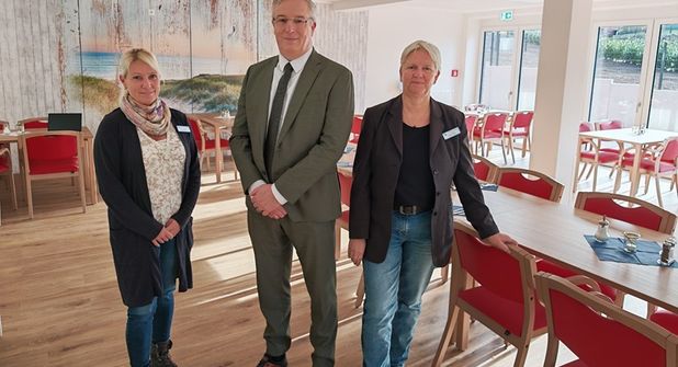 Geschäftsführer Jürgen Plötzner mit Residenz-Leitung Inga Fröhling (re.) und Pflegedienstleiterin Yvonne Haase (lks.) im Speisesaal und Café der neuen Seniorenresidenz Gleschendorf.