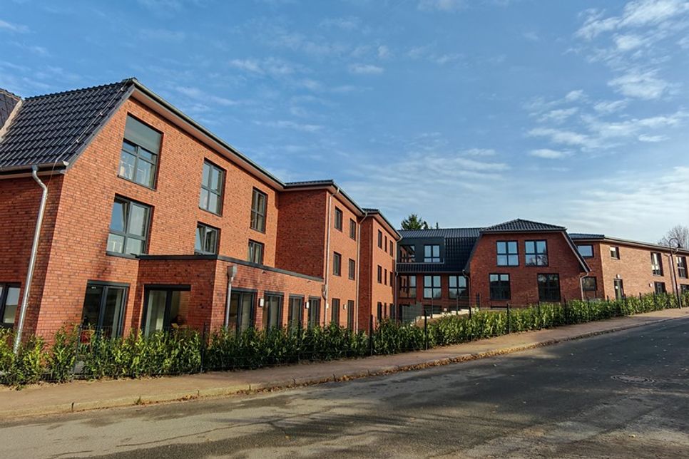 Die neue Seniorenresidenz auf dem Grundstück Bahnhofstraße/Ecke Fünfhausen hat am 5. November den Betrieb offiziell aufgenommen und lädt am 6. Dezember zum „Tag der offenen Tür“ ein.