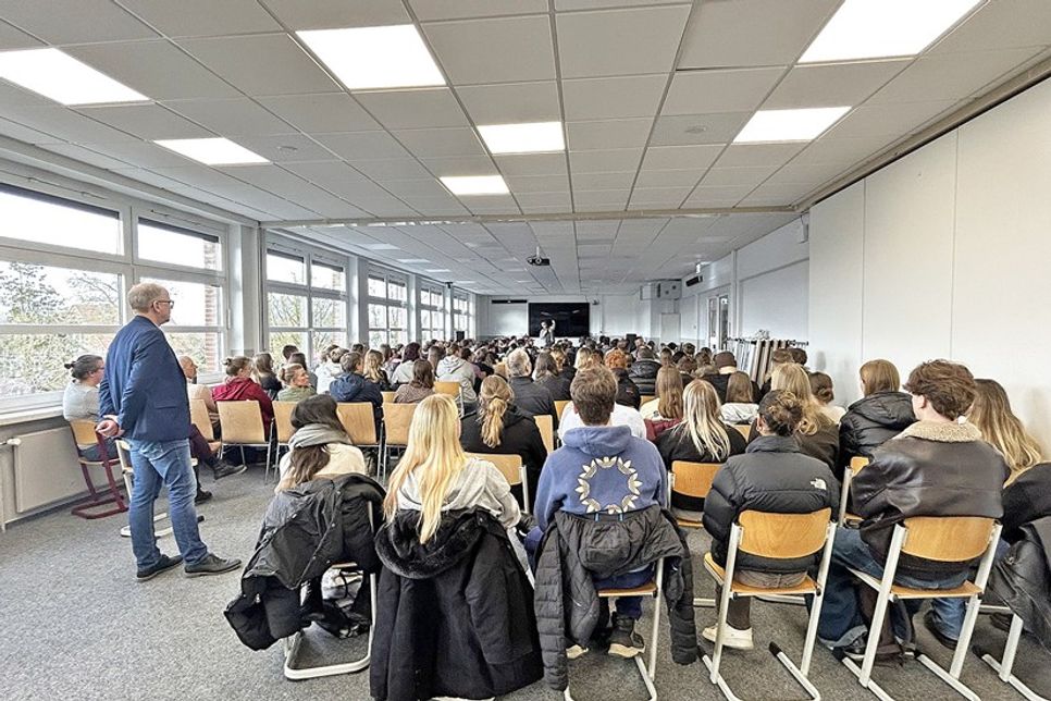 140 Schüler*innen folgten dem Vortrag des Aussteigers Maik Scheffler.