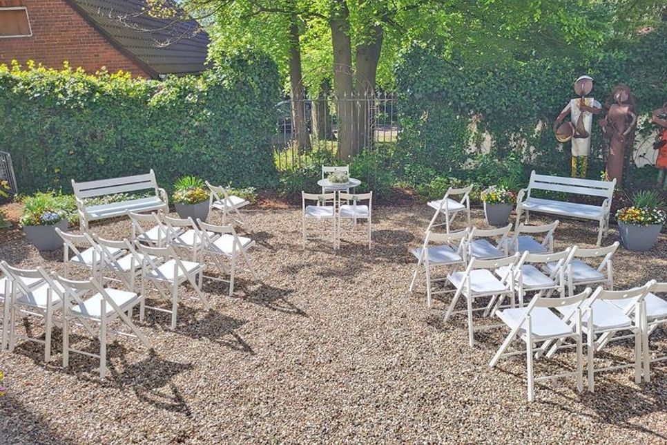 Der Aufbau für die Trauungen im Rathausgarten.