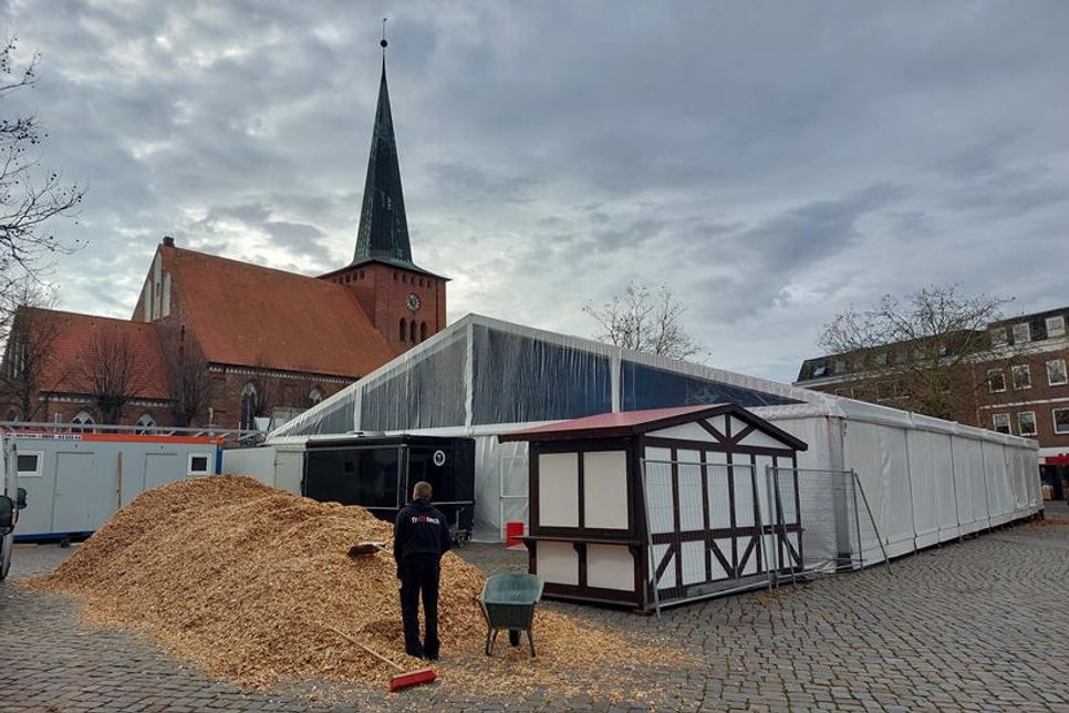 Die Aufbauarbeiten liefen am Montag auf Hochtouren. Holzhackschnitzel wird wieder für warme Füße sorgen.