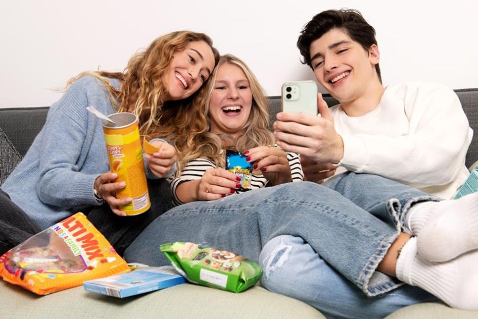 Wer leere Verpackungen nach dem Chillen auf dem Sofa richtig entsorgt, schont die Umwelt.