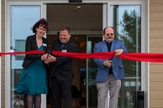 Familie Riechey durchschneidet das Eröffnungsband