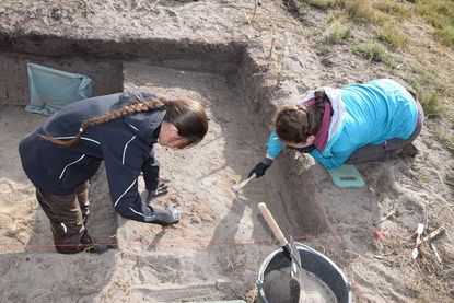 Auch zwei Studentinnen halfen bei den umfangreichen Ausgrabungen in Nostorf.