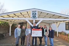 Maike Wohlfahrt, Katharina Mews, Sabrina Schloer, Kevin Pirsig, Adriane Wendler, Christin Olsen und Christin Willems (v.li.) bei der Spendenübergabe.