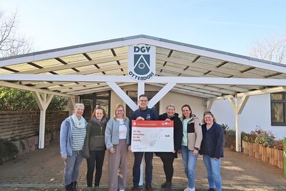 Maike Wohlfahrt, Katharina Mews, Sabrina Schloer, Kevin Pirsig, Adriane Wendler, Christin Olsen und Christin Willems (v.li.) bei der Spendenübergabe.