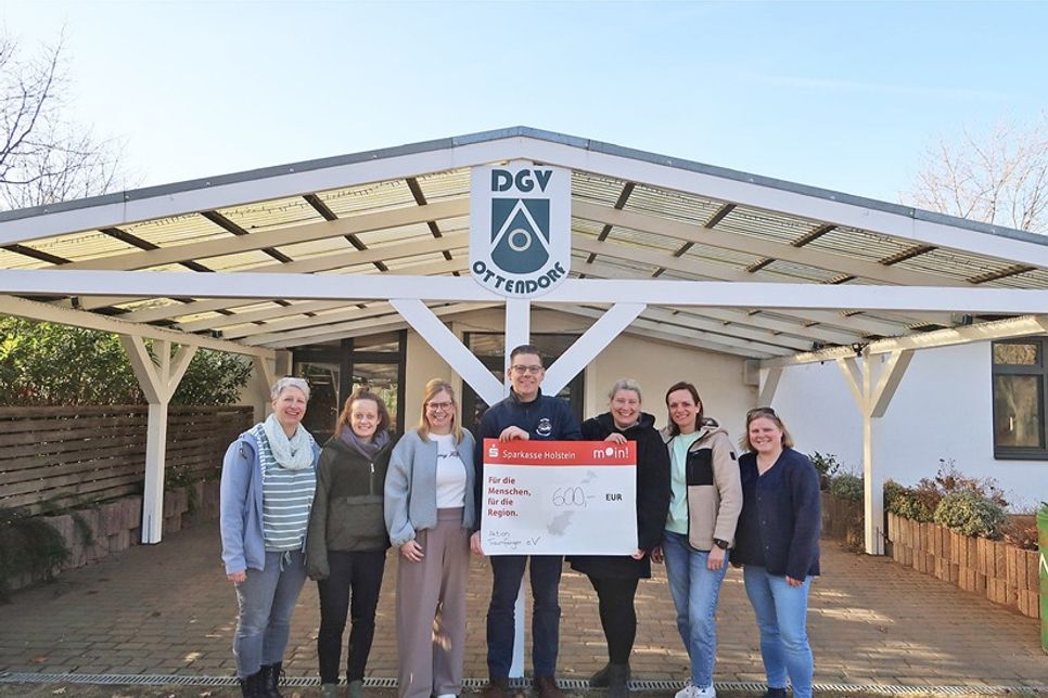 Maike Wohlfahrt, Katharina Mews, Sabrina Schloer, Kevin Pirsig, Adriane Wendler, Christin Olsen und Christin Willems (v.li.) bei der Spendenübergabe.