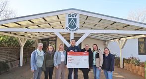 Maike Wohlfahrt, Katharina Mews, Sabrina Schloer, Kevin Pirsig, Adriane Wendler, Christin Olsen und Christin Willems (v.li.) bei der Spendenübergabe.