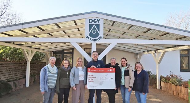 Maike Wohlfahrt, Katharina Mews, Sabrina Schloer, Kevin Pirsig, Adriane Wendler, Christin Olsen und Christin Willems (v.li.) bei der Spendenübergabe.