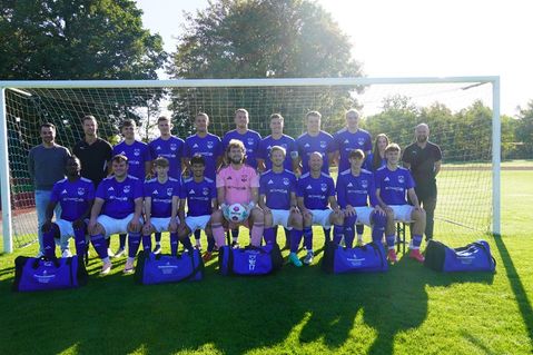 Mannschaft und Trainerteam des TSV Lensahn mit Sponsor Sören Ziesemer (lks.).