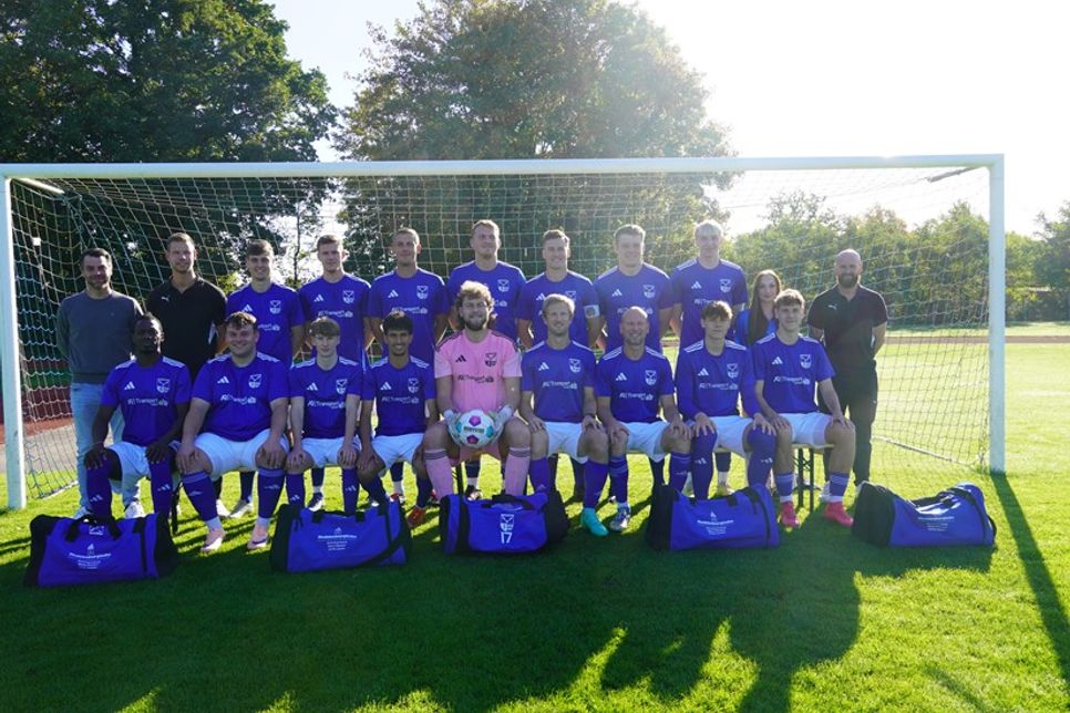 Mannschaft und Trainerteam des TSV Lensahn mit Sponsor Sören Ziesemer (lks.).