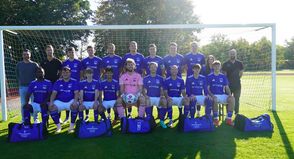 Mannschaft und Trainerteam des TSV Lensahn mit Sponsor Sören Ziesemer (lks.).