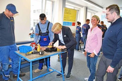 Am Stand der Innung Sanitär Klima Heizung konnte bei Henrik Jännekes (l.) und Patrick Rohde ein Herz gebastelt werden. Schulleiterin Ilona Hartmann (Mitte) legte selbst Hand an und freute sich mit Bildungsbegleiterin Silke Steppan sowie Teamleiter Aurel Henke über die gute Messeresonanz.