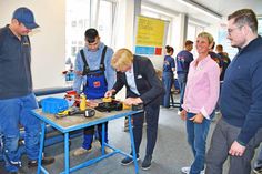 Am Stand der Innung Sanitär Klima Heizung konnte bei Henrik Jännekes (l.) und Patrick Rohde ein Herz gebastelt werden. Schulleiterin Ilona Hartmann (Mitte) legte selbst Hand an und freute sich mit Bildungsbegleiterin Silke Steppan sowie Teamleiter Aurel Henke über die gute Messeresonanz.