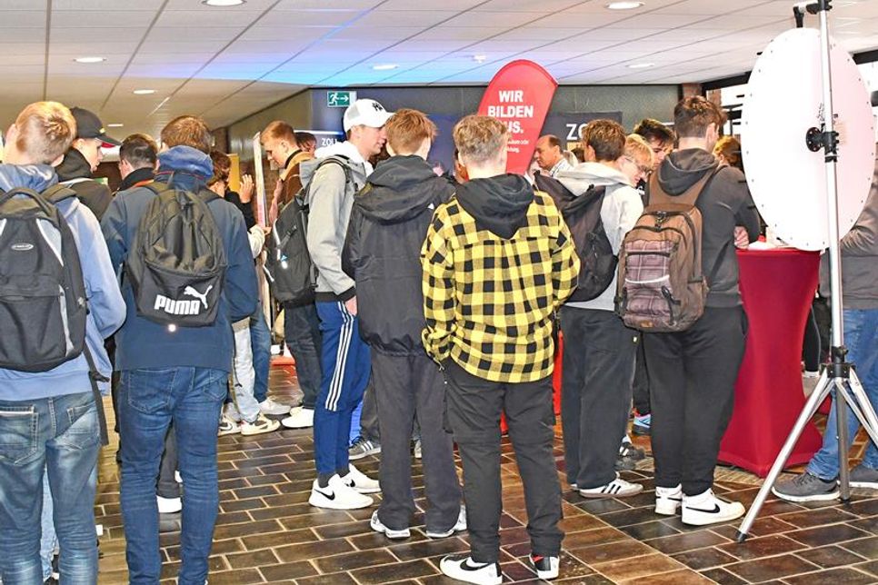 Auf der Messe herrschte reger Andrang, weil nicht nur Schüler aus Oldenburg, sondern aus dem ganzen nördlichen Kreis Ostholstein die Möglichkeit nutzten, sich direkt aus erster Hand zu informieren