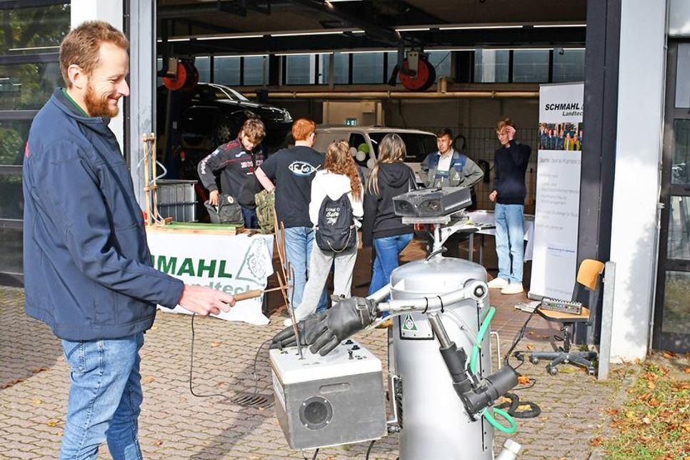 Auch an anderen Ständen war Geschicklichkeit gefragt, wie zum Beispiel bei Landtechnik Schmahl