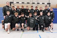 Die männliche B-Jugend der HSG Ostsee trotzt dem Regen – dank der Firma Outlet Strandallee aus Grömitz. Die Firma hat der kompletten Mannschaft und dem Trainerteam Regenjacken gesponsert, über die sich die Jungs riesig gefreut haben. (red)