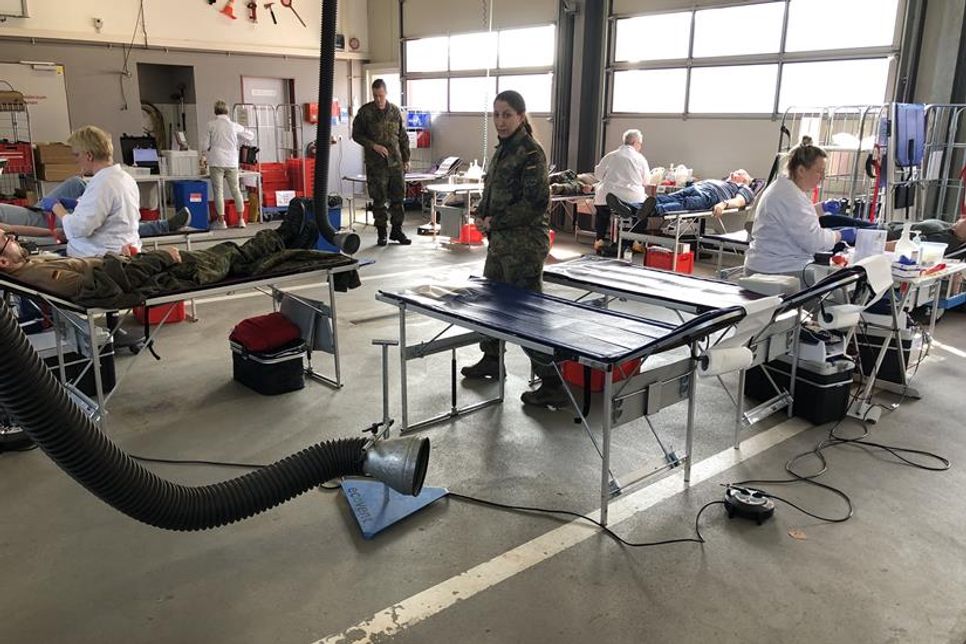 Blick in die zum Spendenraum umgebaute Fahrzeughalle der Freiwilligen Feuerwehr Süsel.