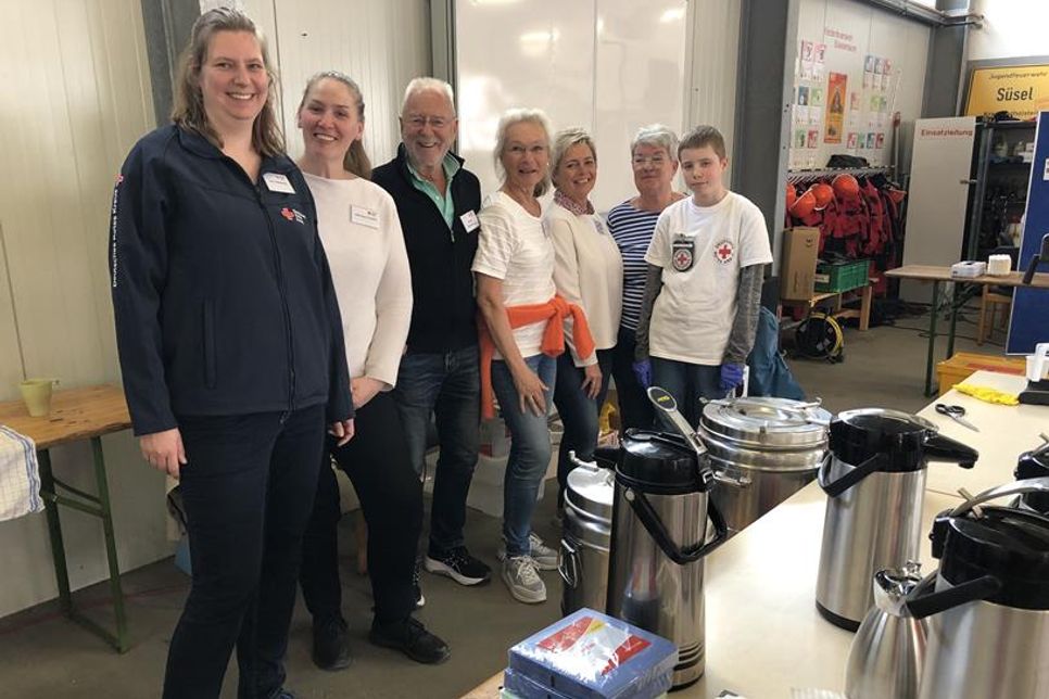 Das Helfer-Team steht bereit für die Versorgung mit Hotdogs, Eintopf, Butterkuchen, Kaffee, Tee und Kaltgetränken.