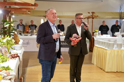 Manfred Wohnrade (lks.) und Olaf Dose-Miekley eröffneten das Büfett.