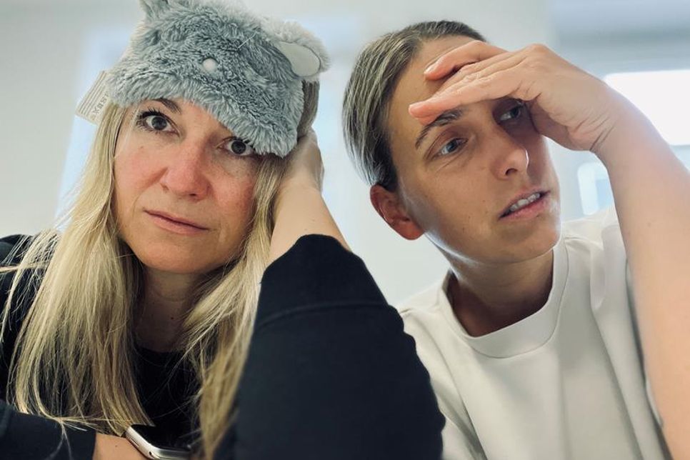 Das trübe Sommerwetter färbt so langsam auch auf unsere Ostsee-Perlen Gesche Muchow (lks.) und Kristina Kolbe ab. Da hilft nur eine kleine Selbsthilfegruppe.