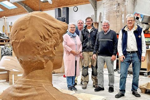 Das wird ein echtes Highlight: Die XXL-Büste von Wincent Weiss wird am morgigen Donnerstag, 16. Oktober, auf dem Marktplatz im Rahmen der 1. Kultur.Nacht.Eutin. enthüllt. Einen kleinen Blick vorab gewähren Angela Metzler und Klaus-Dieter Schulz (beide Initiative „Eutiner Köpfe“), Axel Petzold (Spezialist für GfK-Fertigungen und Beschichtungen), Horst Weppler und Hans-Ingo Gerwanski („Eutiner Köpfe“) schon einmal. Übrigens: Die braune Farbe stammt vom recycelten Holz, das verwendet wurde.