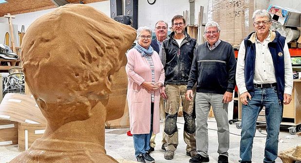 Das wird ein echtes Highlight: Die XXL-Büste von Wincent Weiss wird am morgigen Donnerstag, 16. Oktober, auf dem Marktplatz im Rahmen der 1. Kultur.Nacht.Eutin. enthüllt. Einen kleinen Blick vorab gewähren Angela Metzler und Klaus-Dieter Schulz (beide Initiative „Eutiner Köpfe“), Axel Petzold (Spezialist für GfK-Fertigungen und Beschichtungen), Horst Weppler und Hans-Ingo Gerwanski („Eutiner Köpfe“) schon einmal. Übrigens: Die braune Farbe stammt vom recycelten Holz, das verwendet wurde.