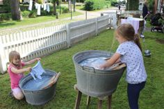 Was früher harte Hausarbeit war, darf beim Aktionstag im Dorf- und Schulmuseum selbst ausprobiert werden. Beim Wäschewaschen wie zu Großmutters Zeiten ist besonders bei den kleinen Besuchern voller Einsatz gefragt.