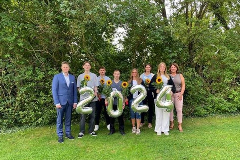 Amtsleiter Dirk Thomsen, die Steueranwärterinnen und Steueranwärter Finn Theuerkauf, Jonas Michelsen, Meikel Hakobjan, Anneke Hanßen, Charlotte Nicklas, Anna-Mieke Kardel sowie die Sachgebietsleiterin für die Ausbildung Britta-Christin Mittelstädt (v. lks.).