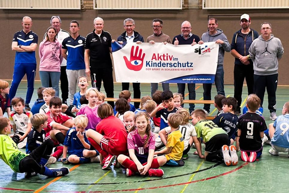 Verleihung des Banners „Aktiv im Kinderschutz“ an den VfR Laboe. Am Banner zu sehen sind (v.l.): Bernd Kiefer (Fußballjuniorenobmann im VfR), Carsten Bauer (Landessportverband), Michael Schnoor (erster Vorsitzender VfR), Heiko Voss (Bürgermeister) und Kay
