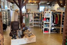 Flohby lädt ein, den Indoor-Flohmarkt kennenzulernen, durch die Regale zu stöbern und vielleicht selbst das ein oder andere Lieblingsstück zu entdecken.