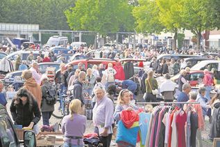Zahlreiche Besucher stöberten beim Flohmarkt auf dem Marktplatz nach kleinen Schätzen und Fundstücken.