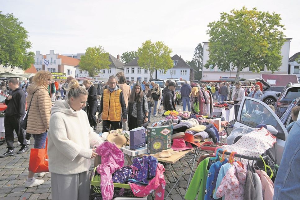 Stöbern, feilschen, fündig werden: Beim Flohmarkt herrschte reges Treiben.