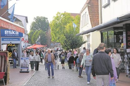 Die Fußgängerzone lockte die Menschen zum entspannten Einkaufsbummel in die Innenstadt.