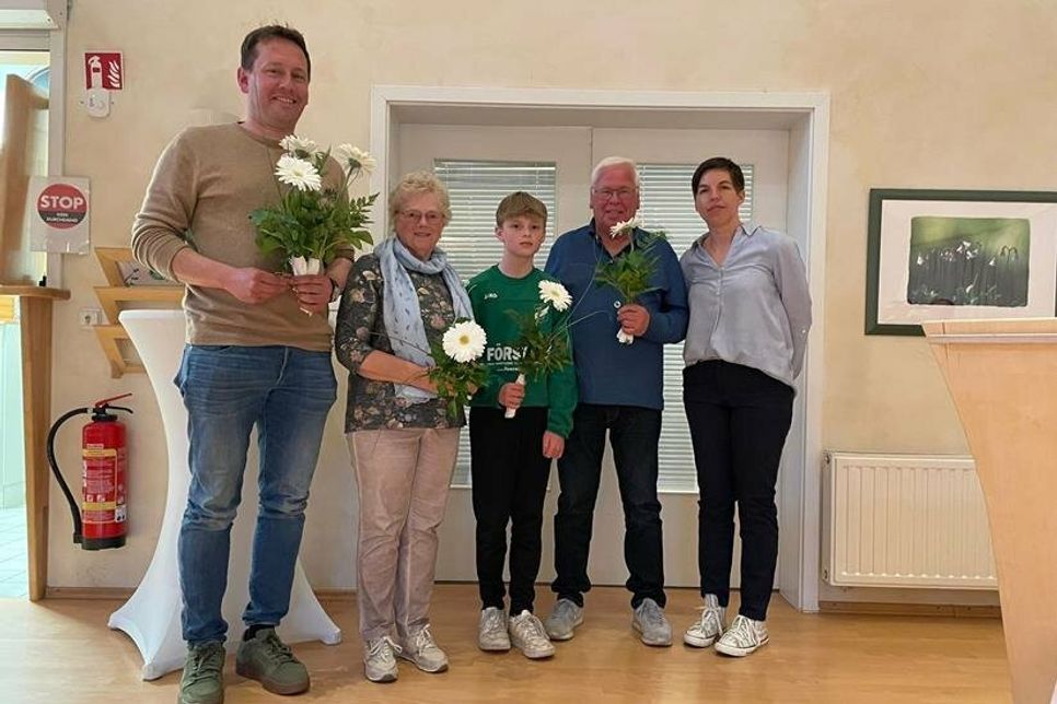 Wurden für ihre zehnjährige Mitgliedschaft im TSV Süsel von Jessica Mühlenberg (re.) geehrt: Christian Rumpel, Margret Otto, Kiran Schütt und Wolfhart Kuzla (v. lks.).