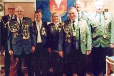 1. Vorsitzender Gerhard Ahrens, alter König Ralph Przylepa, Marga Meier, Vizekönigin Beate Baumann, neuer König 2016 Gustav Meier, Bruno Johnsen und 1. Spartenleiter Detlef Schnoor (v. lks.)
