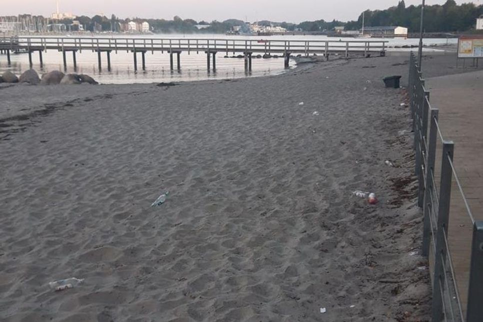 Glasflaschen im Sand beim Strandbad.