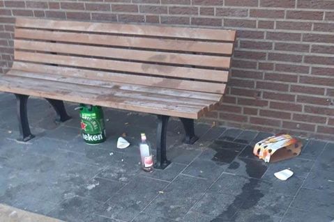 Müll auf der Promenade beim Strandbad.