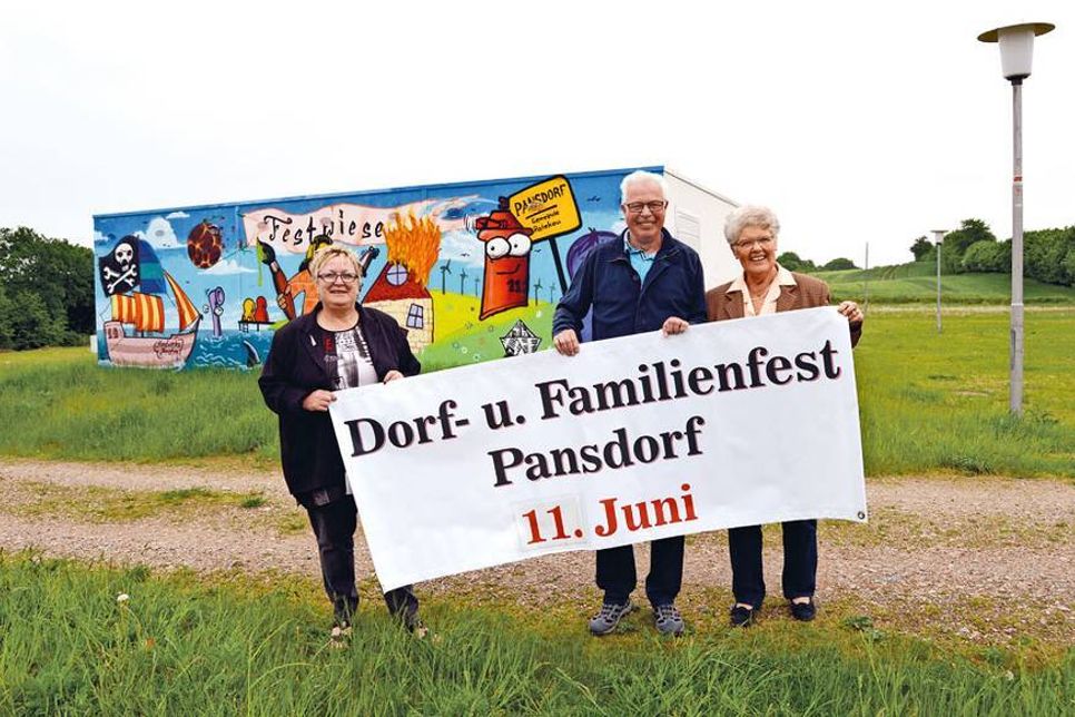 Nach der gelungenen Veranstaltung im letzten Jahr freuen sich Dorfvorsteherin Marlies Hicken (l.) mit ihren Vorstandskollegen Hannelore Paschke und Norbert Dabelstein auf das diesjährige Dorffest am Samstag. Auch diesmal wird im Anschluss an den Festumzug auf der Festwiese hinter den markant bemalten Garagen gefeiert.