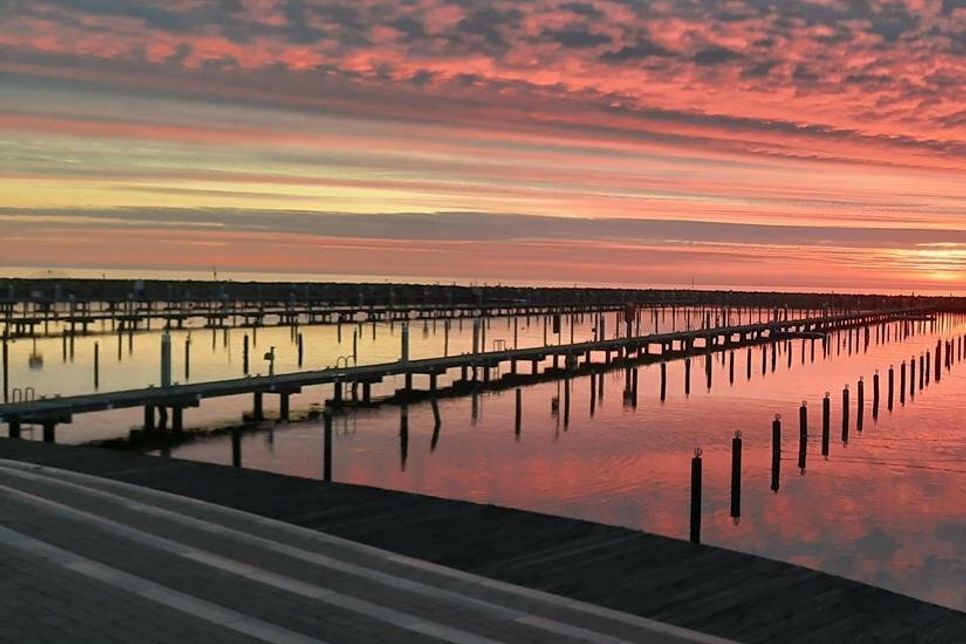 Nordische Schönheit: der Sonnenaufgang über den Grömitzer Yachthafen, fotografiert von Andreas Bock.